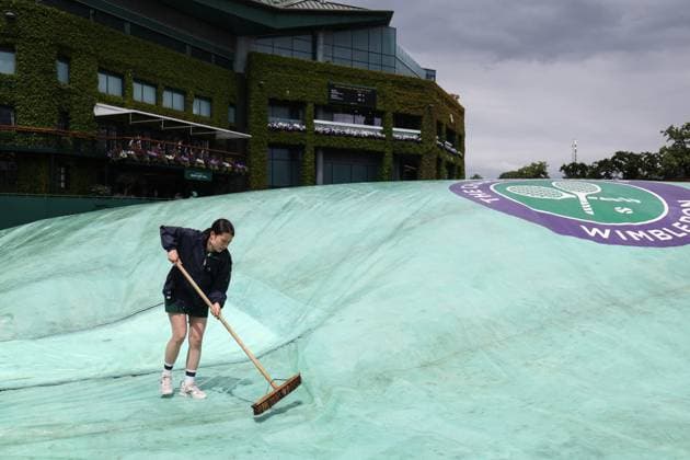 Sport Themen der Woche KW27 Sport Bilder des Tages Wimbledon: Day Three 5 July 2023, Wimbledon - Wimbledon Tennis Championships - Day Three - Groundstaff sweep water off the outside courts - Photo: Charlotte Wilson Offside . Wimbledon UK *** Wimbledon Tag drei 5. Juli 2023, Wimbledon Wimbledon Tennis Championships Tag drei Bodenpersonal kehrt Wasser von den Außenplätzen Foto Charlotte Wilson Abseits Wimbledon UK  Copyright: xCharlottexWilsonx xOffsidexOffside