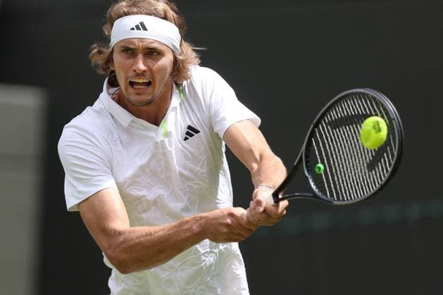 Wimbledon Tag Vier 6. Juli 2023, Wimbledon Wimbledon Tennis Championships Tag Vier Alexander Zverev GER spielt eine Rückhand während seines Herreneinzelspiels in der 2. Runde gegen Gijs Brouwer NED Foto Charlotte Wilson Offside Wimbledon UK  Copyright: xCharlottexWilsonx xOffsidexOffside