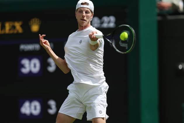 Wimbledon Tag Vier 6. Juli 2023, Wimbledon Wimbledon Tennis Championships Tag Vier Gijs Brouwer NED spielt eine Vorhand zu Alexander Zverev GER während ihres Gentlemen s Singles 2nd Round Matches Foto Charlotte Wilson Offside Wimbledon UK  Copyright: xCharlottexWilsonx xOffsidexOffside