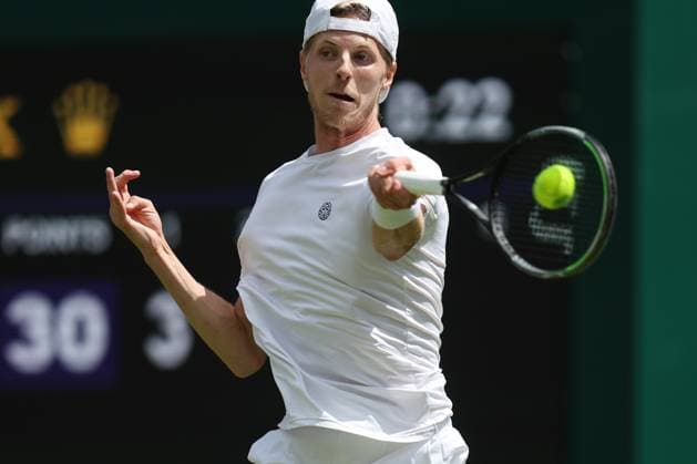 Wimbledon Tag Vier 6. Juli 2023, Wimbledon Wimbledon Tennis Championships Tag Vier Gijs Brouwer NED spielt eine Vorhand zu Alexander Zverev GER während ihres Gentlemen s Singles 2nd Round Matches Foto Charlotte Wilson Offside Wimbledon UK  Copyright: xCharlottexWilsonx xOffsidexOffside