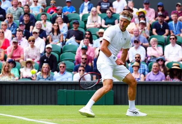 Mandatory Credit: Photo by Javier Garcia Shutterstock (13995919ch) Liam Broady plays the ball between his legs during his second round match Wimbledon Tennis Championships, Day 4, The All England Lawn Tennis and Croquet Club, London, UK - 06 Jul 2023 Wimbledon Tennis Championships, Day 4, The All England Lawn Tennis and Croquet Club, London, UK - 06 Jul 2023  Copyright: xJavierxGarcia Shutterstockx 13995919ch