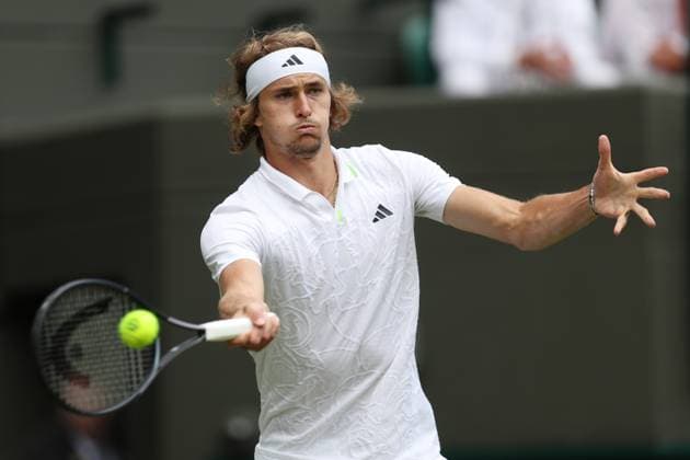 Wimbledon Tag Vier 6. Juli 2023, Wimbledon Wimbledon Tennis Championships Tag Vier Alexander Zverev GER spielt eine Vorhand während seines Herreneinzelspiels in der 2. Runde gegen Gijs Brouwer NED Foto Charlotte Wilson Offside Wimbledon UK  Copyright: xCharlottexWilsonx xOffsidexOffside