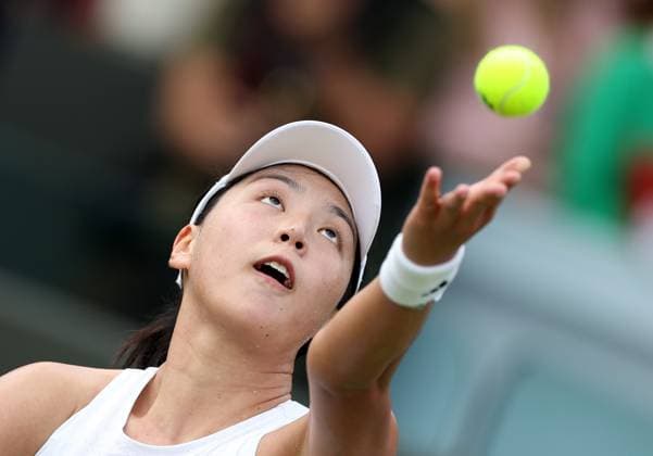 (230706) -- LONDON, July 6, 2023 -- Wang Xinyu of China serves during the women s singles 2nd round match between Wang Xinyu of China and Sofia Kenin of the United States at Wimbledon tennis Championships in London, Britain, on July 6, 2023. ) (SP)BRITAIN-LONDON-TENNIS-WIMBLEDON-DAY 4 LixYing 