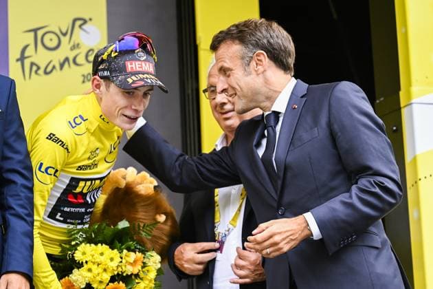 Sport Bilder des Tages Slovenian Tadej Pogacar of UAE Team Emirates and France President Emmanuel Macron pictured on the podium after stage 6 of the Tour de France cycling race, a 144,9 km race from Tarbes to Cauterets-Cambasque, France, Thursday 06 July 2023. This year s Tour de France takes place from 01 to 23 July 2023. DIRKxWAEM  x70185851x