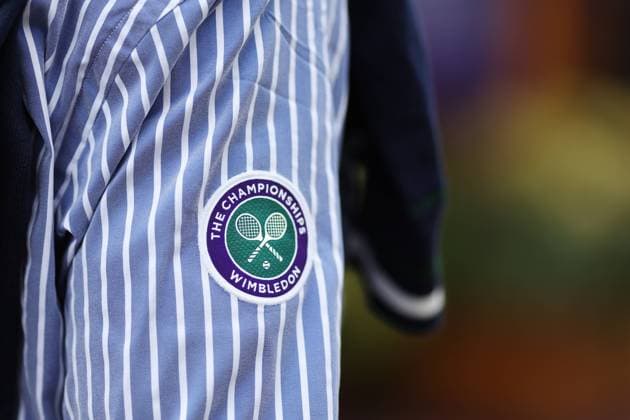 Wimbledon Tag Vier 6. Juli 2023, Wimbledon Wimbledon Tennis Championships Tag Vier Das Wimbledon-Logo ist auf dem gestreiften Ärmel der Ralph Lauren-Kleidung zu sehen, die von den Offiziellen getragen wird Foto Charlotte Wilson Abseits Wimbledon UK  Copyright: xCharlottexWilsonx xOffsidexOffside