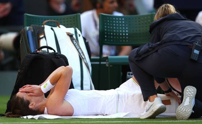 Mandatory Credit: Photo by Ella Ling Shutterstock (13995916bt) Alize Cornet in tears as she suffers an injury and receives treatment in their match vs Elena Rybakina Wimbledon Tennis Championships, Day 4, The All England Lawn Tennis and Croquet Club, London, UK - 06 Jul 2023 Wimbledon Tennis Championships, Day 4, The All England Lawn Tennis and Croquet Club, London, UK - 06 Jul 2023  Copyright: xEllaxLing Shutterstockx 13995916bt