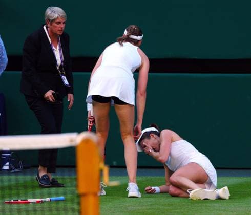 Mandatory Credit: Photo by Javier Garcia Shutterstock (13995919gz) Alize Cornet in tears after a fall during her second round match against Elena Rybakina Wimbledon Tennis Championships, Day 4, The All England Lawn Tennis and Croquet Club, London, UK - 06 Jul 2023 Wimbledon Tennis Championships, Day 4, The All England Lawn Tennis and Croquet Club, London, UK - 06 Jul 2023  Copyright: xJavierxGarcia Shutterstockx 13995919gz