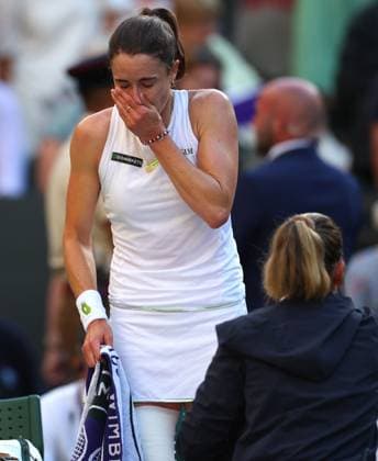 Mandatory Credit: Photo by Ella Ling Shutterstock (13995916ck) Alize Cornet in tears as she suffers an injury and receives treatment in their match vs Elena Rybakina Wimbledon Tennis Championships, Day 4, The All England Lawn Tennis and Croquet Club, London, UK - 06 Jul 2023 Wimbledon Tennis Championships, Day 4, The All England Lawn Tennis and Croquet Club, London, UK - 06 Jul 2023  Copyright: xEllaxLing Shutterstockx 13995916ck