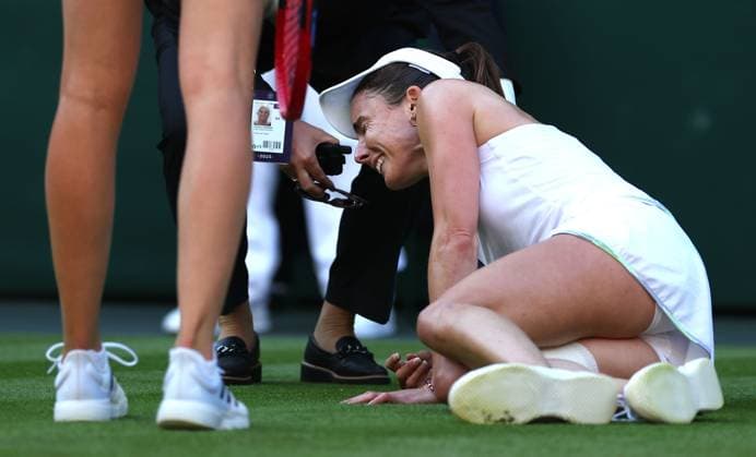 Sport Bilder des Tages Mandatory Credit: Photo by Ella Ling Shutterstock (13995916ca) Alize Cornet in tears as she suffers an injury and receives treatment in their match vs Elena Rybakina Wimbledon Tennis Championships, Day 4, The All England Lawn Tennis and Croquet Club, London, UK - 06 Jul 2023 Wimbledon Tennis Championships, Day 4, The All England Lawn Tennis and Croquet Club, London, UK - 06 Jul 2023  Copyright: xEllaxLing Shutterstockx 13995916ca