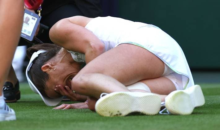 Mandatory Credit: Photo by Ella Ling Shutterstock (13995916cb) Alize Cornet in tears as she suffers an injury and receives treatment in their match vs Elena Rybakina Wimbledon Tennis Championships, Day 4, The All England Lawn Tennis and Croquet Club, London, UK - 06 Jul 2023 Wimbledon Tennis Championships, Day 4, The All England Lawn Tennis and Croquet Club, London, UK - 06 Jul 2023  Copyright: xEllaxLing Shutterstockx 13995916cb