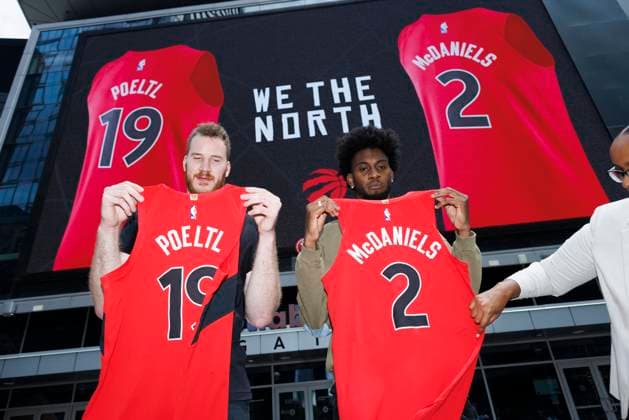 Sport Themen der Woche KW27 Sport Bilder des Tages July 6, 2023, TORONTO, ON, Canada: Toronto RaptorsöÄÃ Jalen McDaniels, right, and Jakob Poeltl pose for photos during a signing press conference, PK, Pressekonferenz in Toronto, Thursday July 6, 2023. Canada News - July 6, 2023  - ZUMAc35_ 20230706_zaf_c35_034 Copyright: xColexBurstonx