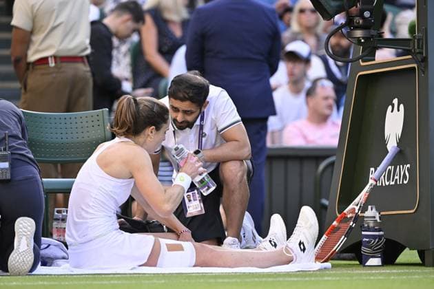 Tennis : Wimbledon 2023 - Angleterre - Alize Cornet chute lourdement sur le central Tennis : Wimbledon 2023 - Angleterre- 06 07 23 ChrysleneCaillaud Panoramic  