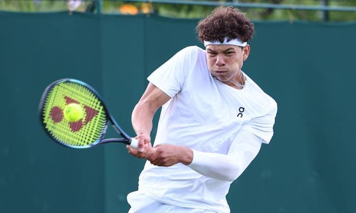 Mandatory Credit: Photo by Simon Dael Shutterstock (13995920gn) Ben Shelton in action against Laslo Djere Wimbledon Tennis Championships, Day 4, The All England Lawn Tennis and Croquet Club, London, UK - 06 Jul 2023 Wimbledon Tennis Championships, Day 4, The All England Lawn Tennis and Croquet Club, London, UK - 06 Jul 2023  Copyright: xSimonxDael Shutterstockx 13995920gn