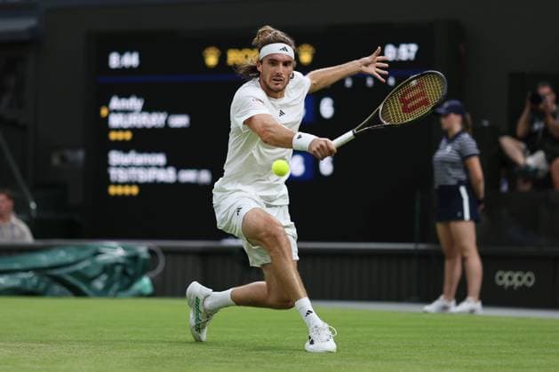 Wimbledon Tag Vier 6. Juli 2023, Wimbledon Wimbledon Tennis Championships Tag Vier Stefanos Tsitsipas GRE spielt eine Rückhand gegen Andy Murray GBR in ihrem Gentlemen s Singles 2nd Round Match Foto Charlotte Wilson Offside Wimbledon UK  Copyright: xCharlottexWilsonx xOffsidexOffside