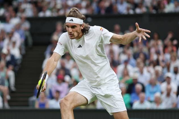 Wimbledon Tag Vier 6. Juli 2023, Wimbledon Wimbledon Tennis Championships Tag Vier Stefanos Tsitsipas GRE spielt eine Rückhand gegen Andy Murray GBR in ihrem Gentlemen s Singles 2nd Round Match Foto Charlotte Wilson Offside Wimbledon UK  Copyright: xCharlottexWilsonx xOffsidexOffside