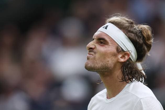 Wimbledon Tag Vier 6. Juli 2023, Wimbledon Wimbledon Tennis Championships Tag Vier Stefanos Tsitsipas GRE verzieht das Gesicht während seines Herreneinzelspiels in der 2. Runde gegen Andy Murray GBR Foto Charlotte Wilson Offside Wimbledon UK  Copyright: xCharlottexWilsonx xOffsidexOffside