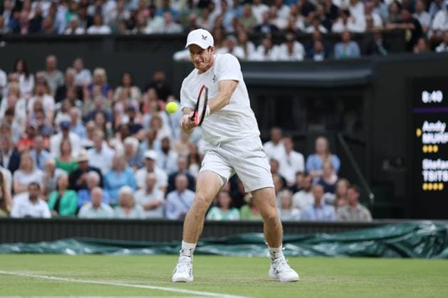 Wimbledon Tag Vier 6. Juli 2023, Wimbledon Wimbledon Tennis Championships Tag Vier Andy Murray GBR spielt eine Rückhand gegen Stefanos Tsitsipas GRE in ihrem Herreneinzelspiel in der 2. Runde Foto Charlotte Wilson Offside Wimbledon UK  Copyright: xCharlottexWilsonx xOffsidexOffside