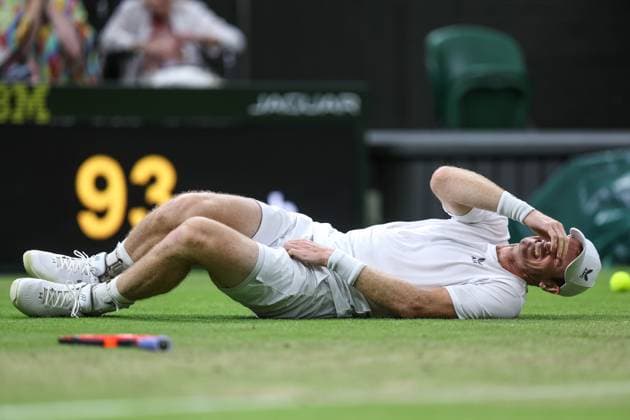 Wimbledon Tag Vier 6. Juli 2023, Wimbledon Wimbledon Tennis Championships Tag Vier Andy Murray GBR greift sich an die Leiste, als er während seines Spiels gegen Stefanos Tsitsipas GRE vor Schmerzen zu Boden fällt Foto Charlotte Wilson Offside Wimbledon UK  Copyright: xCharlottexWilsonx xOffsidexOffside