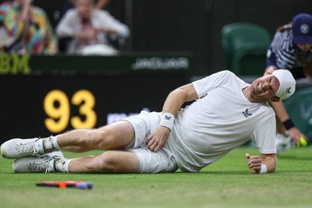 Wimbledon Tag Vier 6. Juli 2023, Wimbledon Wimbledon Tennis Championships Tag Vier Andy Murray GBR greift sich an die Leiste, als er während seines Spiels gegen Stefanos Tsitsipas GRE vor Schmerzen zu Boden fällt Foto Charlotte Wilson Offside Wimbledon UK  Copyright: xCharlottexWilsonx xOffsidexOffside