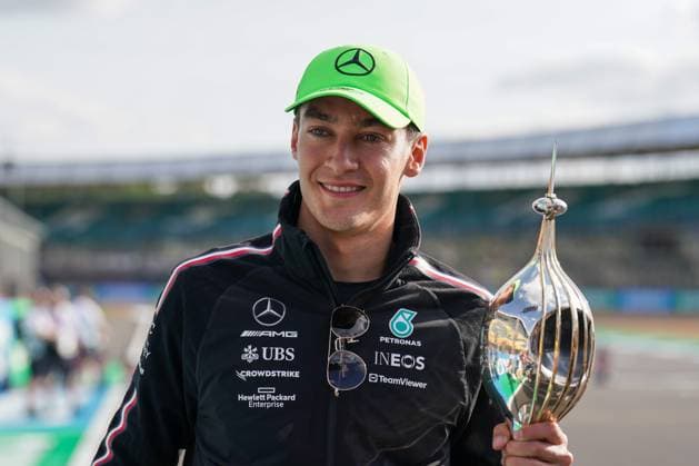Sport Bilder des Tages FORMULA 1 ARAMCO BRITISH GRAND PRIX 2023, 06 07 2023 George Russell 63 (GBR), Mercedes W14 with the Hawthorn Memorial Trophy during the FORMULA 1 ARAMCO BRITISH GRAND PRIX 2023 at Silverstone Circuit, Silverstone, United Kingdom on 6 July 2023 Editorial Use Only Copyright: xEveryxSecondxMediax ESM-0745-0025
