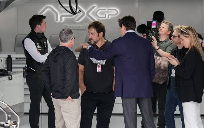 FORMULA 1 ARAMCO BRITISH GRAND PRIX 2023, 06 07 2023 Toto Wolff visits the APXGP garage, Brad Pitt Film, during the FORMULA 1 ARAMCO BRITISH GRAND PRIX 2023 at Silverstone Circuit, Silverstone, United Kingdom on 6 July 2023 Editorial Use Only Copyright: xEveryxSecondxMediax ESM-0745-0052
