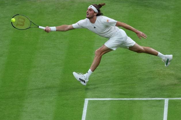 Stefanos Tsitsipas (Gre) with Andy Murray (GB) during the 2023 Wimbledon Championships on July 6, 2023 at All England Lawn Tennis & Croquet Club in Wimbledon, England  Copyright: xAntoinexCouvercelle DPPI IPAxSpox xIPAxSportx 0 IPA_IPA39090960
