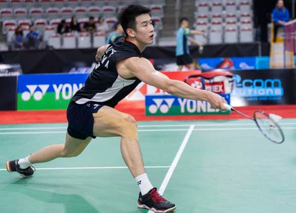 (230707) -- CALGARY, July 7, 2023 -- Li Shifeng of China returns a shot during the second round of men s singles match against Fabian Roth of Germany at the 2023 Canada Open badminton tournament in Calgary, Canada, on July 6, 2023. (Photo by Xinhua) (SP)CANADA-CALGARY-BADMINTON-CANADA OPEN-MEN S SINGLES ZouxZheng 