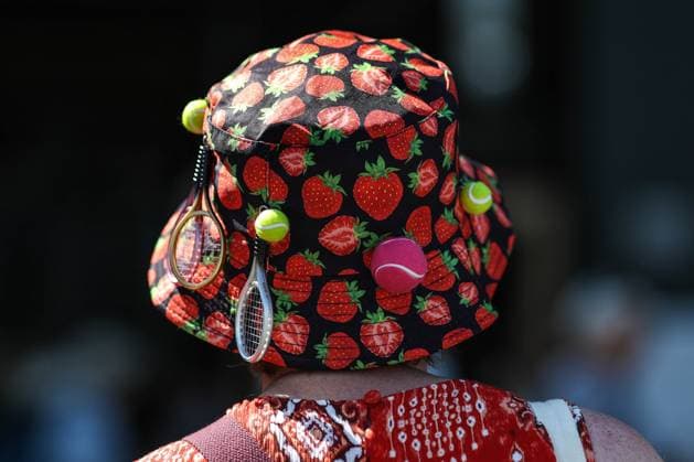 Wimbledon Tag Fünf 7. Juli 2023, Wimbledon Wimbledon Tennis Championships Tag Fünf Ein Zuschauer mit einem Erdbeereimer-Hut, der mit Miniatur-Tennisbällen und -Schlägern bedeckt ist Foto Charlotte Wilson Offside Wimbledon UK  Copyright: xCharlottexWilsonx xOffsidexOffside