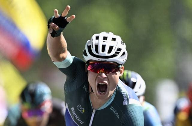 Sport Themen der Woche KW27 Sport Bilder des Tages Belgian Jasper Philipsen of Alpecin-Deceuninck celebrates as he crosses the finish line to win stage 7 of the Tour de France cycling race, a 169,9 km race from Mont-de-Marsan to Bordeaux, France, Friday 07 July 2023. This year s Tour de France takes place from 01 to 23 July 2023. DIRKxWAEM  x70257649x