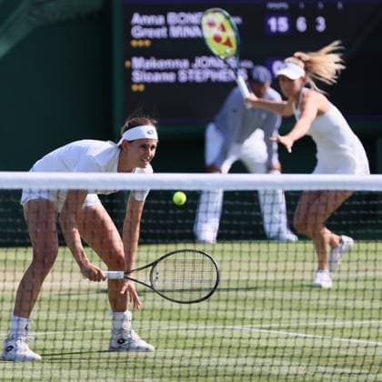 Belgian Greet Minnen and Hungarian Anna Bondar pictured during a doubles tennis match between Belgian-Hungarian pair Minnen-Bondar and US pair Jones-Stephens, in round 1 of the women s doubles at the 2023 Wimbledon grand slam tennis tournament at the All England Tennis Club, in south-west London, Britain, Friday 07 July 2023. BENOITxDOPPAGNE  x70257790x