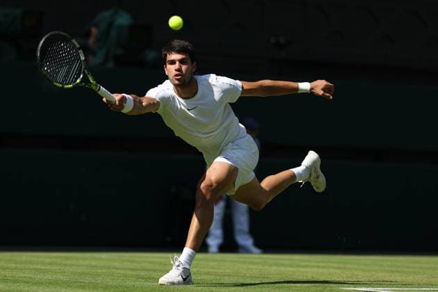 Wimbledon Tag Fünf 07. Juli 2023, Wimbledon Wimbledon Tennis Championships Tag Fünf Carlos Alacaraz streckt sich für einen Vorhandrückschlag Foto Charlotte Wilson Abseits Foto Charlotte Wilson Abseits London UK  Copyright: xCharlottexWilsonx xOffsidexOffside