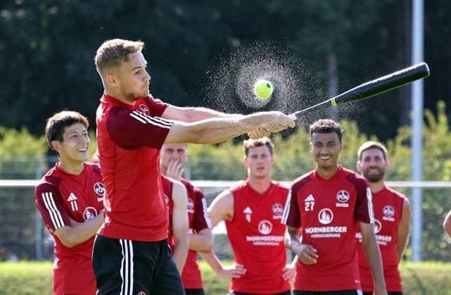 Sport Themen der Woche KW27 Sport Bilder des Tages 07.07.2023 - Fussball - 2. Fussball-Bundesliga - Saison 2023 2024 - 1. FC Nürnberg FCN Club - Trainingslager Sommer Sommertrainingslager Kothmühle Österreich - Zink DaMa - xdaxmax - Mannschaft Team des FCN spielt in der Trainingseinheit - Baseball - Tim Handwerker (29, 1. FC Nürnberg FCN ) schlägt Ball *** 07 07 2023 football 2 football Bundesliga season 2023 2024 1 FC Nuremberg FCN club training camp summer summer training camp Kothmühle Austria zinc DaMa xdaxmax team team of FCN plays baseball in the training session Tim Handwerker 29, 1 FC Nuremberg FCN hits ball