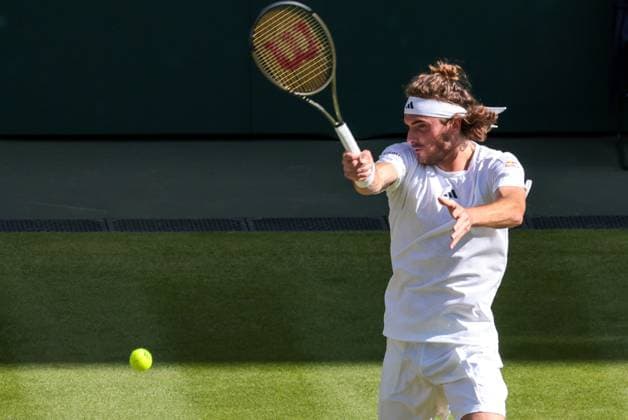 Sport Bilder des Tages 2023 Wimbledon Tournament LONDRES, LO - 07.07.2023: 2023 WIMBLEDON TOURNAMENT - Stefanos Tsitsipas (GRE) during Wimbledon 2023 Tournament held in London, England. (Photo: Andre Chaco Fotoarena) x2398471x  AndrexChaco