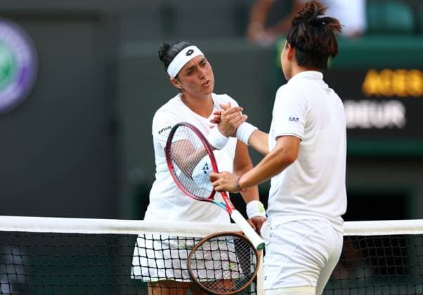 Mandatory Credit: Photo by Simon Dael Shutterstock (13995929fe) Ons Jabeur shakes hands with Zhuoxuan Bai after their match Wimbledon Tennis Championships, Day 5, The All England Lawn Tennis and Croquet Club, London, UK - 07 Jul 2023 Wimbledon Tennis Championships, Day 5, The All England Lawn Tennis and Croquet Club, London, UK - 07 Jul 2023  Copyright: xSimonxDael Shutterstockx 13995929fe
