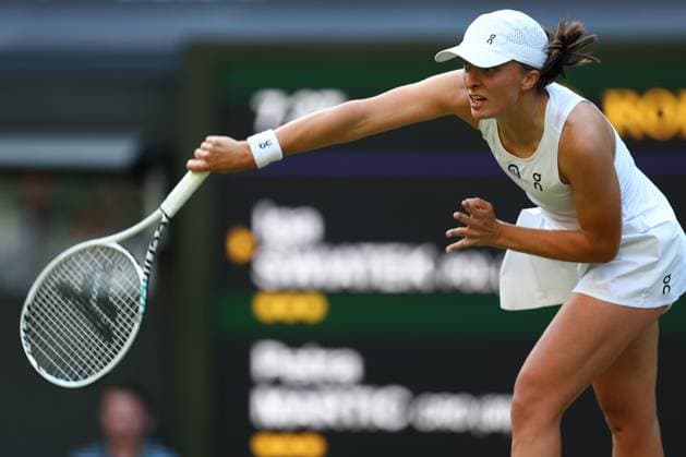 Mandatory Credit: Photo by Simon Dael Shutterstock (13995929fq) Iga Swiatek in action against Petra Martic Wimbledon Tennis Championships, Day 5, The All England Lawn Tennis and Croquet Club, London, UK - 07 Jul 2023 Wimbledon Tennis Championships, Day 5, The All England Lawn Tennis and Croquet Club, London, UK - 07 Jul 2023  Copyright: xSimonxDael Shutterstockx 13995929fq