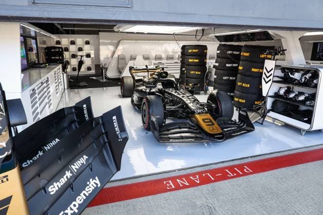 09 PEARCE Joshua, Modified F2 car prepared by Mercedes Applied Science and Carlin for the fictional Apex APXGP team in the F1 movie by Apple Studios Bruckheimer Films, garage, box, during the 2023 Formula 1 Aramco British Grand Prix, 10th round of the 2023 Formula One World Championship, WM, Weltmeisterschaft from July 7 to 9, 2023 on the Silverstone Circuit, in Silverstone, United Kingdom - F1 - BRITISH GRAND PRIX 2023 DPPI Panoramic 00123024_AV6_2842