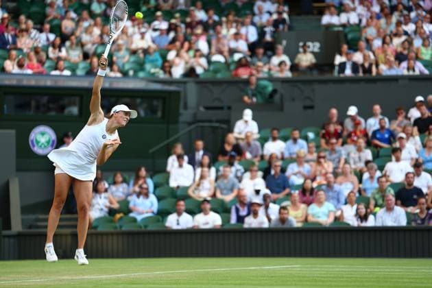 Mandatory Credit: Photo by Simon Dael Shutterstock (13995929fw) Iga Swiatek in action against Petra Martic Wimbledon Tennis Championships, Day 5, The All England Lawn Tennis and Croquet Club, London, UK - 07 Jul 2023 Wimbledon Tennis Championships, Day 5, The All England Lawn Tennis and Croquet Club, London, UK - 07 Jul 2023  Copyright: xSimonxDael Shutterstockx 13995929fw