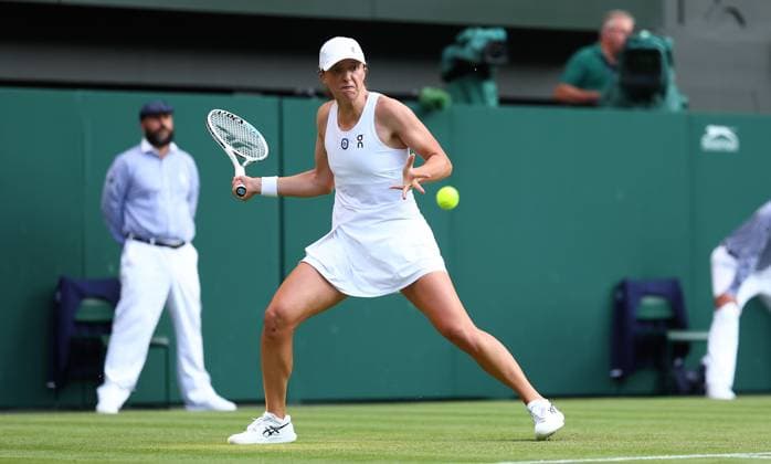 Mandatory Credit: Photo by Simon Dael Shutterstock (13995929fx) Iga Swiatek in action against Petra Martic Wimbledon Tennis Championships, Day 5, The All England Lawn Tennis and Croquet Club, London, UK - 07 Jul 2023 Wimbledon Tennis Championships, Day 5, The All England Lawn Tennis and Croquet Club, London, UK - 07 Jul 2023  Copyright: xSimonxDael Shutterstockx 13995929fx