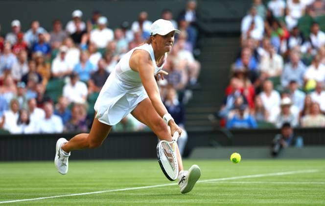 Mandatory Credit: Photo by Simon Dael Shutterstock (13995929ge) Iga Swiatek in action against Petra Martic Wimbledon Tennis Championships, Day 5, The All England Lawn Tennis and Croquet Club, London, UK - 07 Jul 2023 Wimbledon Tennis Championships, Day 5, The All England Lawn Tennis and Croquet Club, London, UK - 07 Jul 2023  Copyright: xSimonxDael Shutterstockx 13995929ge