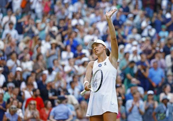 Tennis: Wimbledon championships Iga Swiatek of Poland acknowledges the crowd after beating Petra Martic of Croatia in the women s singles third round at the Wimbledon tennis tournament in London on July 7, 2023.  A14AA0001663198P  