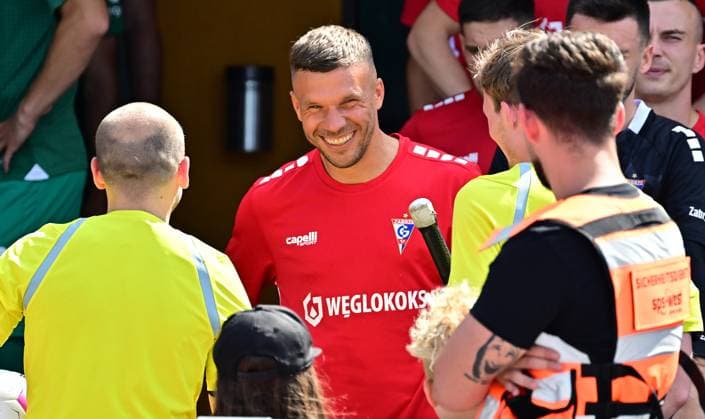 Sport Themen der Woche KW27 Sport Bilder des Tages 08.07.2023 - Fussball - 2. Bundesliga - Saison 2023 2024 - Testspiel Freundschaftsspiel: SpVgg Greuther Fürth Fuerth ( Kleeblatt ) - Gornik Zabrze - - xwoxzix - Lukas Podolski (10, Gornik Zabrze ) *** 08 07 2023 football 2 Bundesliga season 2023 2024 test match friendly SpVgg Greuther Fürth Fuerth cloverleaf Gornik Zabrze xwoxzix Lukas Podolski 10, Gornik Zabrze