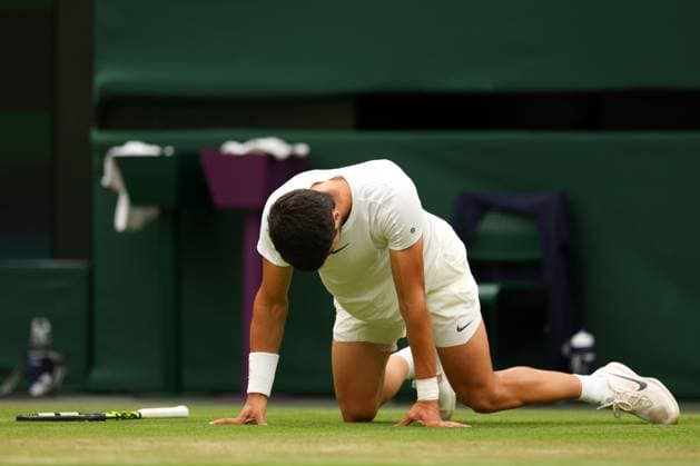 Mandatory Credit: Photo by Ella Ling Shutterstock (14001529y) Carlos Alcaraz slips during his third round match Wimbledon Tennis Championships, Day 6, The All England Lawn Tennis and Croquet Club, London, UK - 08 Jul 2023 Wimbledon Tennis Championships, Day 6, The All England Lawn Tennis and Croquet Club, London, UK - 08 Jul 2023  Copyright: xEllaxLing Shutterstockx 14001529y