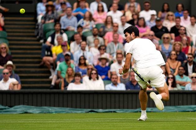 Mandatory Credit: Photo by Dave Shopland Shutterstock (14001531bi) Carlos Alcaraz plays the ball between his legs during his third round match Wimbledon Tennis Championships, Day 6, The All England Lawn Tennis and Croquet Club, London, UK - 08 Jul 2023 Wimbledon Tennis Championships, Day 6, The All England Lawn Tennis and Croquet Club, London, UK - 08 Jul 2023  Copyright: xDavexShopland Shutterstockx 14001531bi
