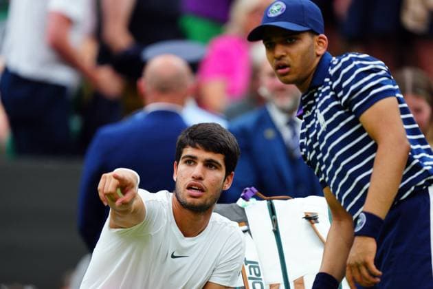 Mandatory Credit: Photo by Javier Garcia Shutterstock (14001532fb) A ball boy runs a drink to Carlos Alcaraz, given to him by Alcaraz s team Wimbledon Tennis Championships, Day 6, The All England Lawn Tennis and Croquet Club, London, UK - 08 Jul 2023 Wimbledon Tennis Championships, Day 6, The All England Lawn Tennis and Croquet Club, London, UK - 08 Jul 2023  Copyright: xJavierxGarcia Shutterstockx 14001532fb