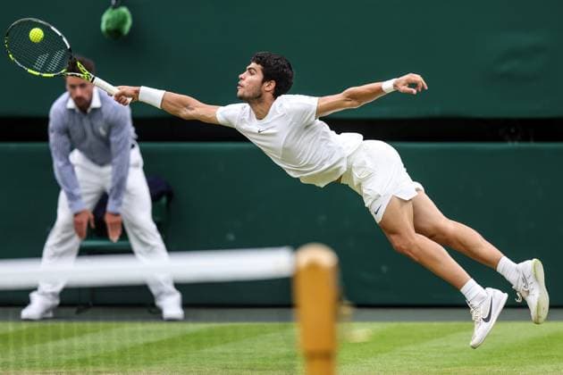 Wimbledon Tag Sechs 8. Juli 2023, Wimbledon Wimbledon Tennis Championships Tag Sechs Carlos Alcatraz ESP streckt sich nach dem Ball während seines Gentlemen™s Singles Matches gegen Nicolas Jarry CHI Foto Charlotte Wilson Offside Wimbledon UK  Copyright: xCharlottexWilsonx xOffsidexOffside