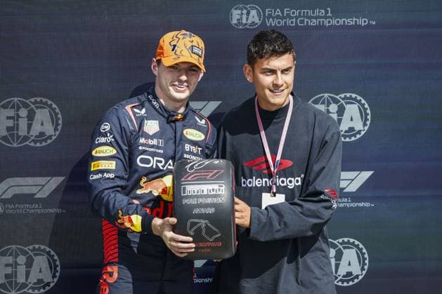 VERSTAPPEN Max (ned), Red Bull Racing RB19, portrait Paulo Dybala football player, portrait pole position during the 2023 Formula 1 Aramco British Grand Prix, 10th round of the 2023 Formula One World Championship, WM, Weltmeisterschaft from July 7 to 9, 2023 on the Silverstone Circuit, in Silverstone, United Kingdom  Copyright: xXavixBonilla DPPI IPAxSportx xipx xIPAxSportx 0 IPA_IPA39120691
