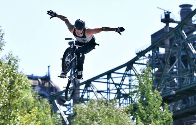 Bilder des Jahres 2023, Sport 07 Juli Sport Themen der Woche KW27 Sport Bilder des Tages Die Finals, Deutsche Meisterschaft, BMX Park im Landschaftspark Duisburg; Teilnehmer des BMX Park Finals vor der industrieller Kulisse. *** The Finals, German Championship, BMX Park in Duisburg Landscape Park Participants of the BMX Park Finals in front of the industrial scenery