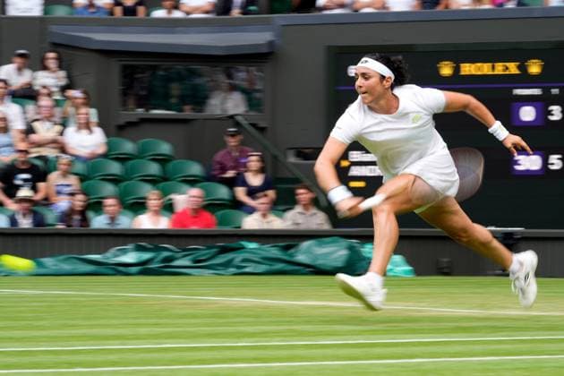 Mandatory Credit: Photo by Dave Shopland Shutterstock (14001531dv) Ons Jabeur during her third round match Wimbledon Tennis Championships, Day 6, The All England Lawn Tennis and Croquet Club, London, UK - 08 Jul 2023 Wimbledon Tennis Championships, Day 6, The All England Lawn Tennis and Croquet Club, London, UK - 08 Jul 2023  Copyright: xDavexShopland Shutterstockx 14001531dv