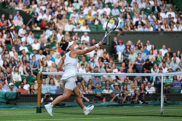 Wimbledon Tag Sechs 8. Juli 2023, Wimbledon Wimbledon Tennis Championships Tag Sechs Bianca Andreescu CAN gewinnt einen Punkt am Netz gegen Ons Jabeur TUN Foto Charlotte Wilson Abseits Wimbledon UK  Copyright: xCharlottexWilsonx xOffsidexOffside