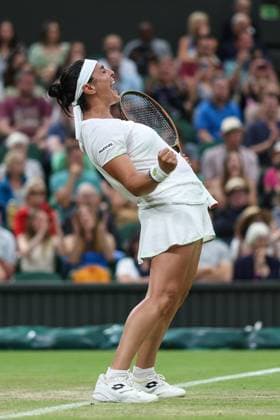 Wimbledon Tag Sechs 8. Juli 2023, Wimbledon Wimbledon Tennis Championships Tag Sechs Ons Jabeur TUN feiert ihren Sieg im Dameneinzel gegen Bianca Andreescu CAN Foto Charlotte Wilson Abseits Wimbledon UK  Copyright: xCharlottexWilsonx xOffsidexOffside